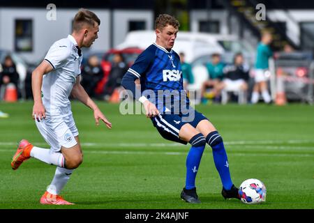 Swansea, Galles. 1 ottobre 2022. Harvey Kedwell di Charlton Athletic sotto la pressione di Joshua Carey di Swansea City durante il gioco della Professional Development League tra Swansea City Under 18 e Charlton Athletic Under 18 alla Swansea City Academy di Swansea, Galles, Regno Unito il 1 ottobre 2022. Credit: Duncan Thomas/Majestic Media. Credit: Majestic Media Ltd/Alamy Live News Foto Stock