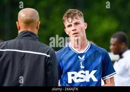 Swansea, Galles. 1 ottobre 2022. Ollie Hobden di Charlton Athletic durante una pausa di gioco durante il gioco della Professional Development League tra Swansea City Under 18 e Charlton Athletic Under 18 alla Swansea City Academy di Swansea, Galles, Regno Unito, il 1 ottobre 2022. Credit: Duncan Thomas/Majestic Media. Credit: Majestic Media Ltd/Alamy Live News Foto Stock