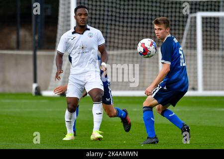 Swansea, Galles. 1 ottobre 2022. Geoffroy Bony di Swansea City e Ryan Huke di Charlton Athletic guardano la palla durante il gioco della Professional Development League tra Swansea City Under 18 e Charlton Athletic Under 18 alla Swansea City Academy di Swansea, Galles, Regno Unito, il 1 ottobre 2022. Credit: Duncan Thomas/Majestic Media. Credit: Majestic Media Ltd/Alamy Live News Foto Stock