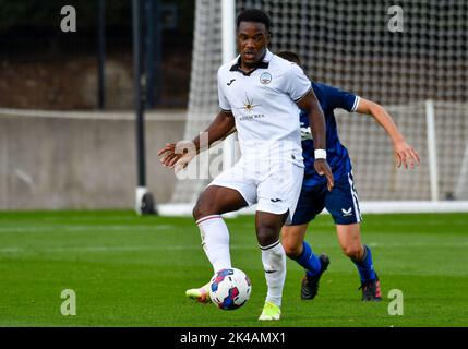 Swansea, Galles. 1 ottobre 2022. Geoffroy Bony di Swansea City in azione durante il gioco della Professional Development League tra Swansea City Under 18 e Charlton Athletic Under 18 alla Swansea City Academy di Swansea, Galles, Regno Unito il 1 ottobre 2022. Credit: Duncan Thomas/Majestic Media. Credit: Majestic Media Ltd/Alamy Live News Foto Stock