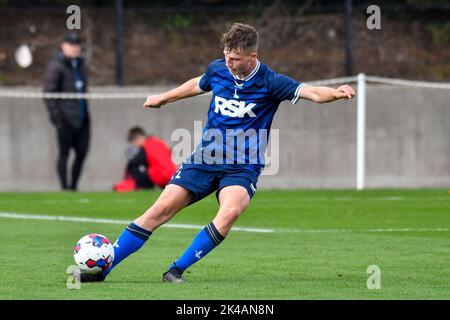 Swansea, Galles. 1 ottobre 2022. Ollie Hobden di Charlton Athletic in azione durante il gioco della Professional Development League tra Swansea City Under 18 e Charlton Athletic Under 18 alla Swansea City Academy di Swansea, Galles, Regno Unito, il 1 ottobre 2022. Credit: Duncan Thomas/Majestic Media. Credit: Majestic Media Ltd/Alamy Live News Foto Stock