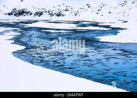 Il fiume Joekullsa a Fjoellum scorre attraverso il paesaggio innevato, vicino a Dettifoss e Selfoss, Islanda settentrionale Eyestra, Islanda Foto Stock