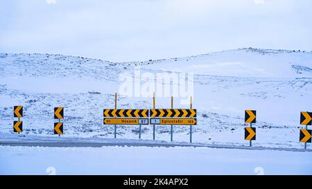 Cartello stradale, colline coperte di neve dietro, vicino a Myvatn, Islanda settentrionale Eyestra, Islanda Foto Stock