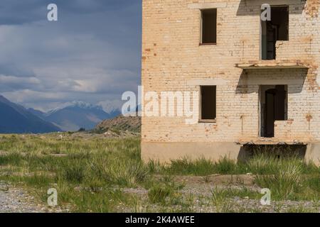 Edifici residenziali sovietici abbandonati e incompleti nella città mineraria di Enilchek, Kirghizistan Foto Stock
