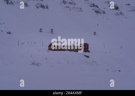 Singola casa in legno rialzata nel paesaggio invernale neve di Longyearybyen, Svalbard Foto Stock