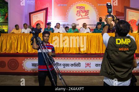 I devoti indù del Bangladesh si riuniscono al tempio di Dhakeshwari durante il festival Durga Puja in corso a Dhaka, Bangladesh, il 01 ottobre 2022. Foto Stock