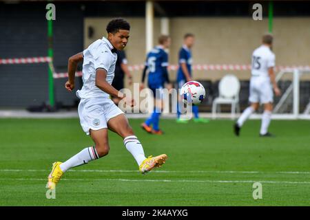 Swansea, Galles. 1 ottobre 2022. Kyrell Wilson di Swansea City attraversa la palla durante il gioco della Professional Development League tra Swansea City Under 18 e Charlton Athletic Under 18 alla Swansea City Academy di Swansea, Galles, Regno Unito, il 1 ottobre 2022. Credit: Duncan Thomas/Majestic Media. Credit: Majestic Media Ltd/Alamy Live News Foto Stock