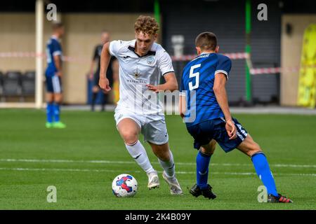 Swansea, Galles. 1 ottobre 2022. Iwan Morgan di Swansea City sotto la pressione di Keenan Gough di Charlton Athletic durante il gioco della Professional Development League tra Swansea City Under 18 e Charlton Athletic Under 18 alla Swansea City Academy di Swansea, Galles, Regno Unito il 1 ottobre 2022. Credit: Duncan Thomas/Majestic Media. Credit: Majestic Media Ltd/Alamy Live News Foto Stock