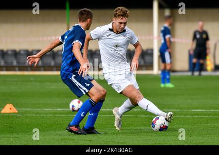 Swansea, Galles. 1 ottobre 2022. Iwan Morgan di Swansea City sotto la pressione di Keenan Gough di Charlton Athletic durante il gioco della Professional Development League tra Swansea City Under 18 e Charlton Athletic Under 18 alla Swansea City Academy di Swansea, Galles, Regno Unito il 1 ottobre 2022. Credit: Duncan Thomas/Majestic Media. Credit: Majestic Media Ltd/Alamy Live News Foto Stock