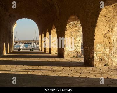 Luce del mattino, Vecchio magazzino di sale veneziano, archi, interni, cielo contadino, Porto, Candia, capitale, isola di Creta, Grecia Foto Stock