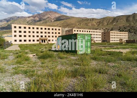 Blocchi di appartamenti abbandonati incompiuti nella città mineraria di Enilchek, Kirghizistan Foto Stock