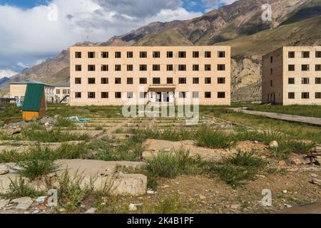 Blocchi di appartamenti abbandonati incompiuti nella città mineraria di Enilchek, Kirghizistan Foto Stock