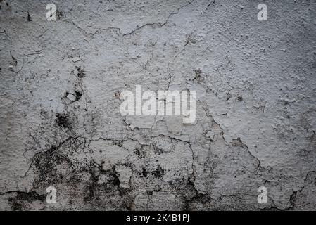 Sfondo nero e bianco sporco grunge. Vecchia parete bianca con vernice che si tacca Foto Stock