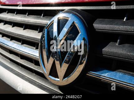 Cala Llombards, Spagna; 23 2022 settembre: Primo piano del simbolo della casa automobilistica tedesca Wolkswagen, sul paraurti di una vettura Foto Stock