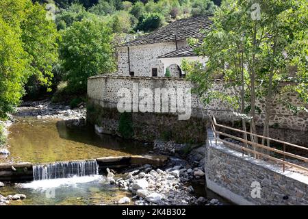 Shiroka Laka è un paese situato nel sud della Bulgaria, situata nel comune di Smolyan, Smolyan provincia. Foto Stock