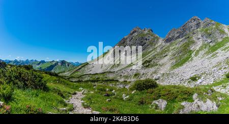 Sentiero alto di Koblat sul Nebelhorn, sulle Alpi di Allgaeu, Allgaeu, Baviera, Germania Foto Stock