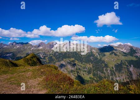 Catena montuosa con le tre Schafalpenkoepfe, Fiderescharte, 2214m, Rossgundkopf, 2139m, Alpgundkopf, 2177m, e Griesgundkopf, 2164m, Allgaeuer Foto Stock