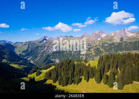 Catena montuosa con le tre Schafalpenkoepfe, e Fiderescharte, 2214m, Allgaeu Alps, Allgaeu, Baviera, Germania Foto Stock
