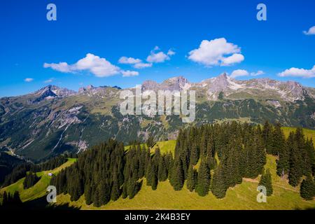 Catena montuosa con le tre Schafalpenkoepfe, Fiderescharte, 2214m, e Rossgundkopf, 2139m, Alpi di Allgaeu, Allgaeu, Baviera, Germania Foto Stock
