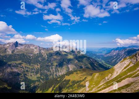 Catena montuosa con Fiderescharte, 2214m, Rossgundkopf, 2139m, Alpgundkopf, 2177m, e Griesgundkopf, 2164m, Allgaeu Alps, Allgaeu, Baviera, Germania Foto Stock