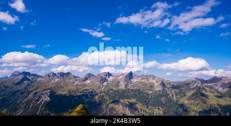Catena montuosa con le tre Schafalpenkoepfe, Fiderescharte, 2214m, Rossgundkopf, 2139m, Alpgundkopf, 2177m, e Griesgundkopf, 2164m, Allgaeuer Foto Stock