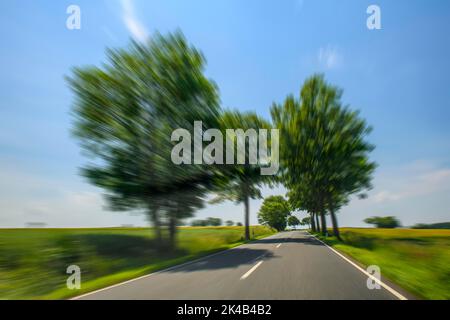 Foto dinamica con effetto velocità di guida su strada di campagna con velocità elevata da parte di velocisti senza limite di velocità, Germania Foto Stock