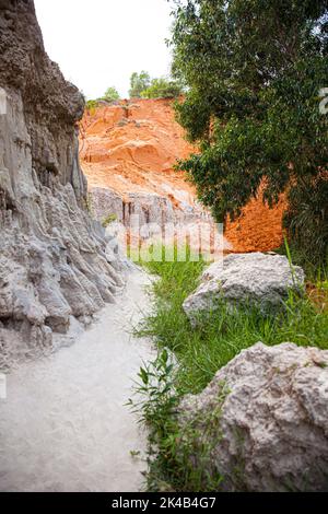 Fairy Stream in Mui NE, Phan Thiet, Viet Nam. Bellissimo paesaggio con fiume rosso e sabbia. Foto Stock