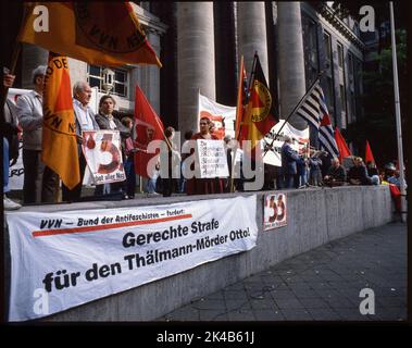 Duesseldorf. Rally del VVN (Associazione dei perseguitati del regime nazista) e del Partito comunista tedesco (DKP) il 17. 8. 1988 davanti al Foto Stock