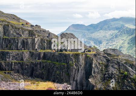 Dinorwic, Regno Unito - 12 luglio 2022: La cava abbandonata di ardesia a Dinorwic, sulle montagne del Galles settentrionale Foto Stock