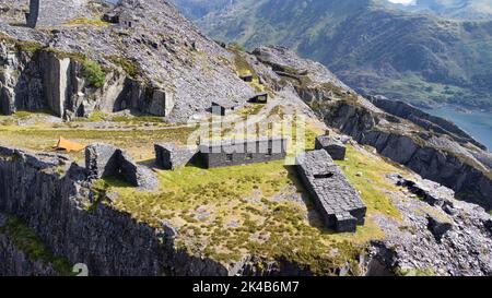 Dinorwic, Regno Unito - 12 luglio 2022: La cava abbandonata di ardesia a Dinorwic, sulle montagne del Galles settentrionale Foto Stock