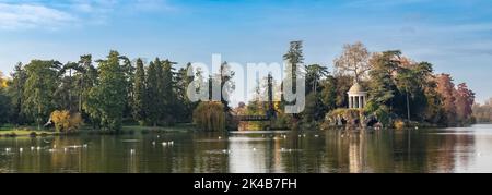 Vincennes, il tempio dell'amore e grotta artificiale sul lago Daumesnil, nel parco pubblico, in autunno Foto Stock