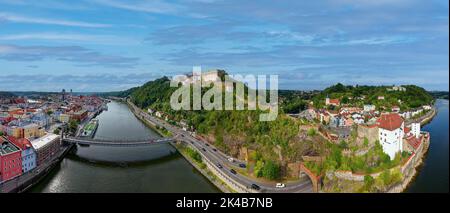 Vista aerea, da sinistra a destra, Altstdt Passau, Danubio con Prinzregent-Luitpoldbruecke, ponte sospeso, veste Oberhaus, veste Niederhaus Foto Stock