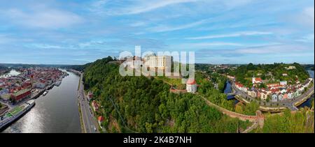 Vista aerea, da sinistra a destra, Altstdt Passau, Danubio, veste Oberhaus, fiume Ilz, Ilzstadt, Dreifluessestadt Passau, città universitaria senza quartiere Foto Stock