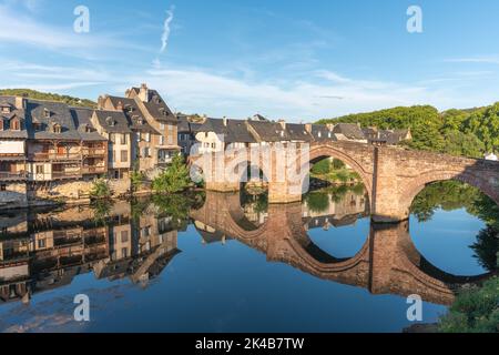 Il Pont Vieux sul Lot nella città di Espalion. Aveyron, Francia. Foto Stock