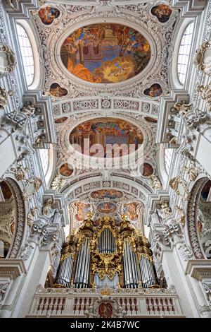 Navata centrale, organo principale con 126 fermate, parte del più grande sistema d'organo d'Europa, affreschi del soffitto, Cattedrale di Santo Stefano, barocco, costruito da Foto Stock