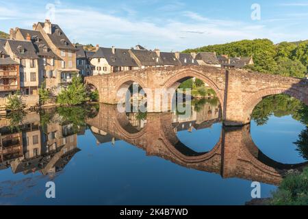 Il Pont Vieux sul Lot nella città di Espalion. Aveyron, Francia. Foto Stock