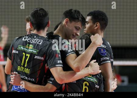 Taranto, Italia. 01st Ott 2022. Cucine Lube Civitanova festeggiamenti durante Gioiella Prisma Taranto vs Cucine Lube Civitanova, Volley Campionato Italiano Serie A Men Superleague a Taranto, 01 2022 ottobre Credit: Independent Photo Agency/Alamy Live News Foto Stock