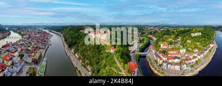 Vista aerea, da sinistra a destra, Altstdt Passau, Danubio, veste Oberhaus, fiume Ilz, Ilzstadt, Dreifluessestadt Passau, città universitaria senza quartiere Foto Stock