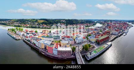 Danubio con il Prinzregent Luitpoldbruecke, dietro la Città Vecchia Passau, dietro Innstadt, vista aerea, Dreifluessestadt Passau, città universitaria indipendente Foto Stock