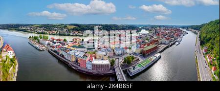 A sinistra vi Niederhaus, di fronte al Danubio con il Prinzregent Luitpoldbruecke, dietro la Città Vecchia Passau, dietro Innstadt, vista aerea, Dreifluessestadt Foto Stock