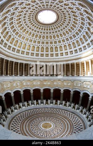 Interno, sala e cupola con un totale di 34 angeli, dea della vittoria 3, 3 metri di altezza, monumento Befreiungshalle Kehlheim, sala rotonda con cupola, 45 Foto Stock