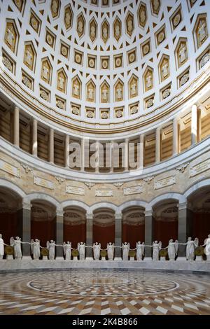 Interno, sala e cupola con un totale di 34 angeli, dea della vittoria 3, 3 metri di altezza, monumento Befreiungshalle Kehlheim, sala rotonda con cupola, 45 Foto Stock