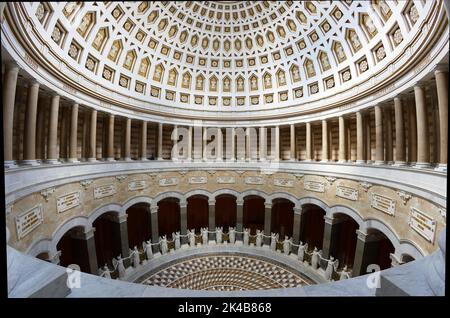 Interno, sala e cupola con un totale di 34 angeli, dea della vittoria 3, 3 metri di altezza, monumento Befreiungshalle Kehlheim, sala rotonda con cupola, 45 Foto Stock