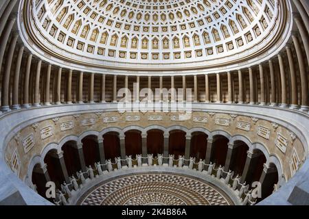 Interno, sala e cupola con un totale di 34 angeli, dea della vittoria 3, 3 metri di altezza, monumento Befreiungshalle Kehlheim, sala rotonda con cupola, 45 Foto Stock