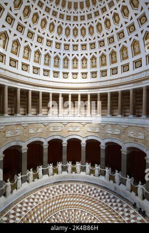 Interno, sala e cupola con un totale di 34 angeli, dea della vittoria 3, 3 metri di altezza, monumento Befreiungshalle Kehlheim, sala rotonda con cupola, 45 Foto Stock