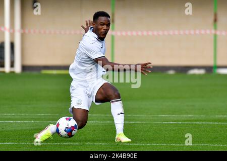 Swansea, Galles. 1 ottobre 2022. Geoffroy Bony di Swansea City attraversa la palla durante il gioco della Professional Development League tra Swansea City Under 18 e Charlton Athletic Under 18 alla Swansea City Academy di Swansea, Galles, Regno Unito, il 1 ottobre 2022. Credit: Duncan Thomas/Majestic Media. Credit: Majestic Media Ltd/Alamy Live News Foto Stock