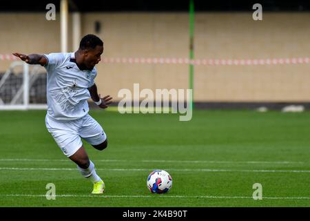 Swansea, Galles. 1 ottobre 2022. Geoffroy Bony di Swansea City attraversa la palla durante il gioco della Professional Development League tra Swansea City Under 18 e Charlton Athletic Under 18 alla Swansea City Academy di Swansea, Galles, Regno Unito, il 1 ottobre 2022. Credit: Duncan Thomas/Majestic Media. Credit: Majestic Media Ltd/Alamy Live News Foto Stock