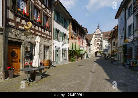 Case storiche e porta bassa nel centro storico, Stein am Rhein, Canton Sciaffusa, Svizzera Foto Stock