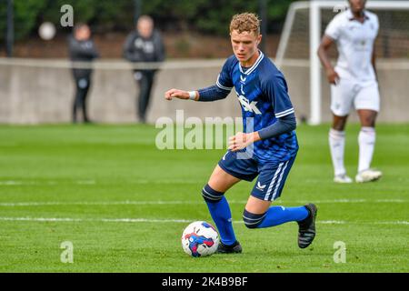 Swansea, Galles. 1 ottobre 2022. Harvey Kedwell di Charlton Athletic in azione durante il gioco della Professional Development League tra Swansea City Under 18 e Charlton Athletic Under 18 alla Swansea City Academy di Swansea, Galles, Regno Unito, il 1 ottobre 2022. Credit: Duncan Thomas/Majestic Media. Credit: Majestic Media Ltd/Alamy Live News Foto Stock