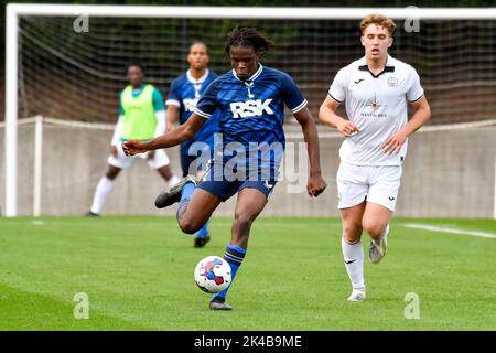 Swansea, Galles. 1 ottobre 2022. Nathan Asiimwe di Charlton Athletic passa la palla durante la partita della Professional Development League tra Swansea City Under 18 e Charlton Athletic Under 18 alla Swansea City Academy di Swansea, Galles, Regno Unito, il 1 ottobre 2022. Credit: Duncan Thomas/Majestic Media. Credit: Majestic Media Ltd/Alamy Live News Foto Stock